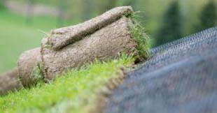 Como assentar grama em taludes?